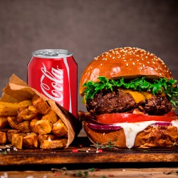 Burger Menu med pommes frites og sodavand Burger Menu med pommes frites og sodavand