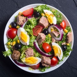 Tun Salat med salat, oliven rødløg, cherry tomater og capers