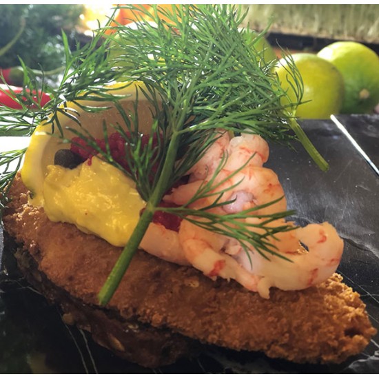 Fiskefilet med smørstegt rødspættefilet med grov remoulade, dild, kapers og citron Fiskefilet med smørstegt rødspættefilet med grov remoulade, dild, kapers og citron