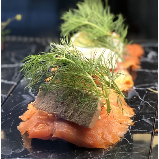 Røget laks smørrebrød med røræg, urter og asparges Røget laks smørrebrød med røræg, urter og asparges