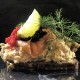 Laksesalat smørrebrød med varmrøget laks, kapers, løg, caviart og rugbrødschips Laksesalat smørrebrød med varmrøget laks, kapers, løg, caviart og rugbrødschips