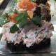 Laksesalat smørrebrød med varmrøget laks, kapers, løg, caviart og rugbrødschips Laksesalat smørrebrød med varmrøget laks, kapers, løg, caviart og rugbrødschips