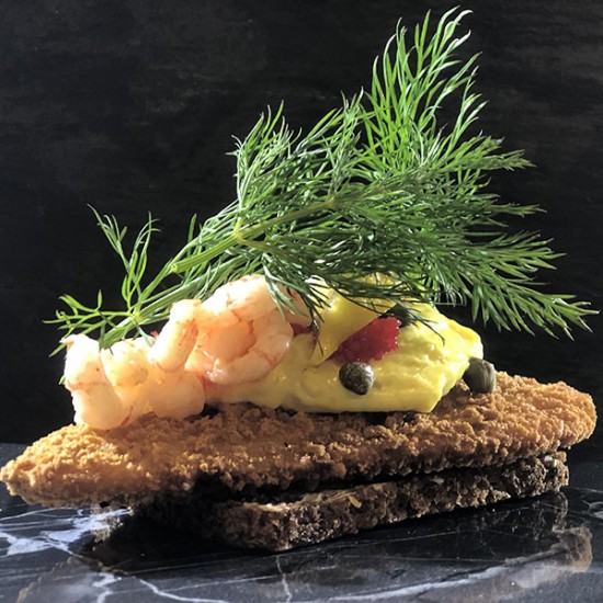 Fiskefilet med smørstegt rødspættefilet med grov remoulade, dild, kapers og citron Fiskefilet med smørstegt rødspættefilet med grov remoulade, dild, kapers og citron